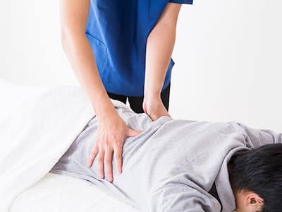 坐骨神経痛と腰痛に対する手友館の施術方法